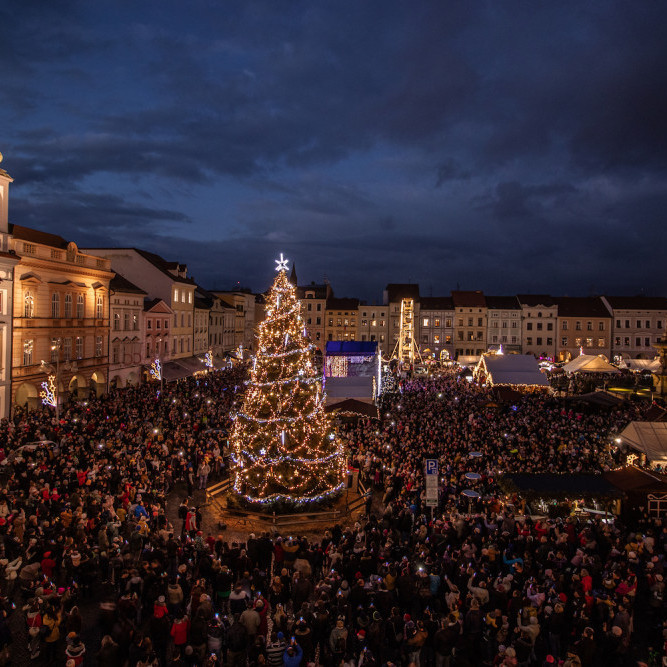 Rozsvícení vánočního stromu na náměstí