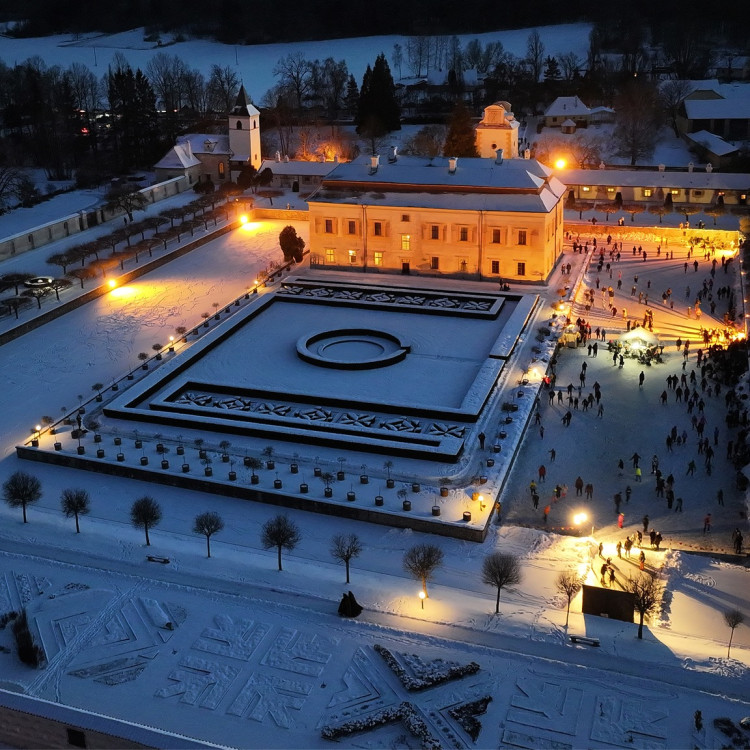Večerní bruslení na zámeckém příkopu