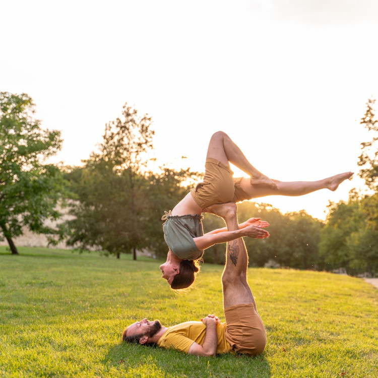 Párová akrobacie pro mírně pokročilé a pokročilé