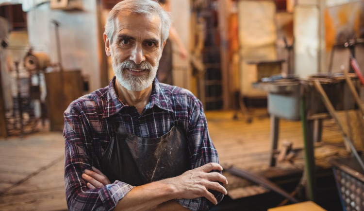 Firmy hledají lidi, českému trhu práce mohou pomoci senioři za podpory státu