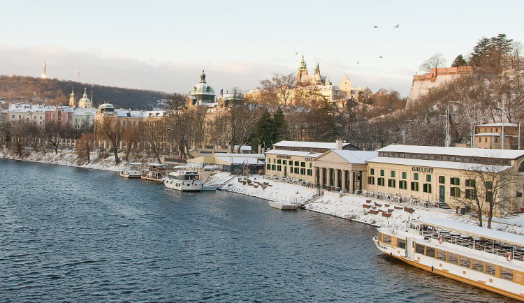 Praha, sníh a slunce