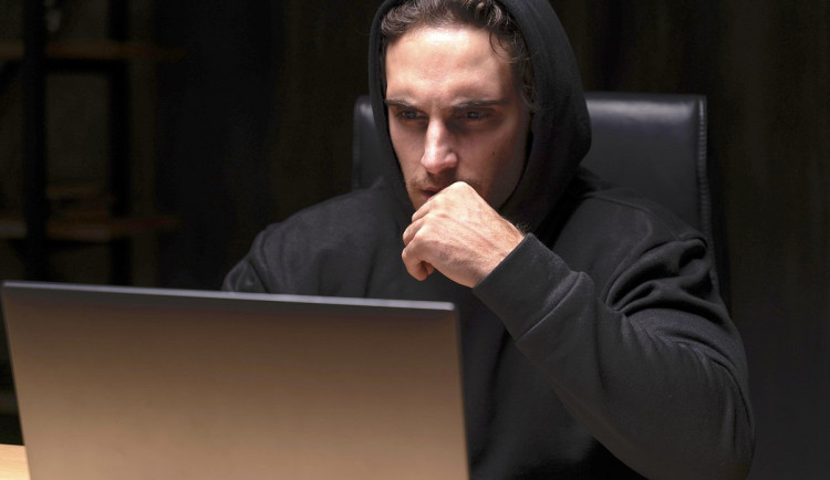 Internetoví šmejdi se loni pokusili ukrást přes 14 miliard korun, většinu banky klientům zachránily