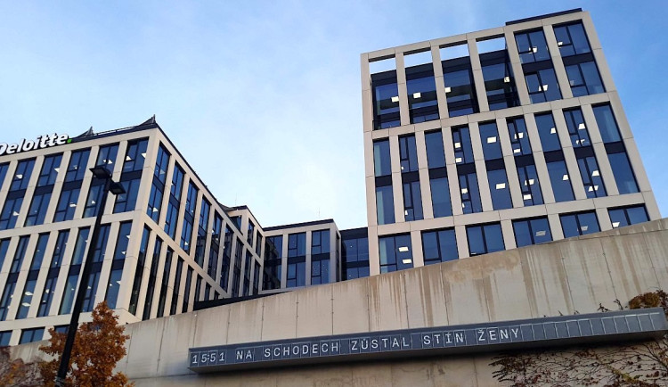 Neobvyklé nové umělecké dílo u hlavního nádraží v Praze