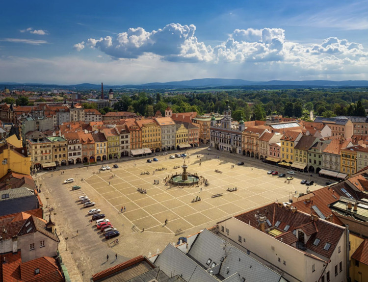 Které náměstí patří mezi největší čtvercová náměstí v Česku?
