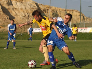 Michal Rakovan v souboji s autorem jediné liberecké branky Ladislavem Martanem