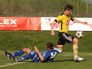 Lukáš Holub obchází padajícího Ladislava Martana