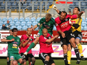 V této skrumáži byl u míče jako první brankář Dynama Pavel Kučera