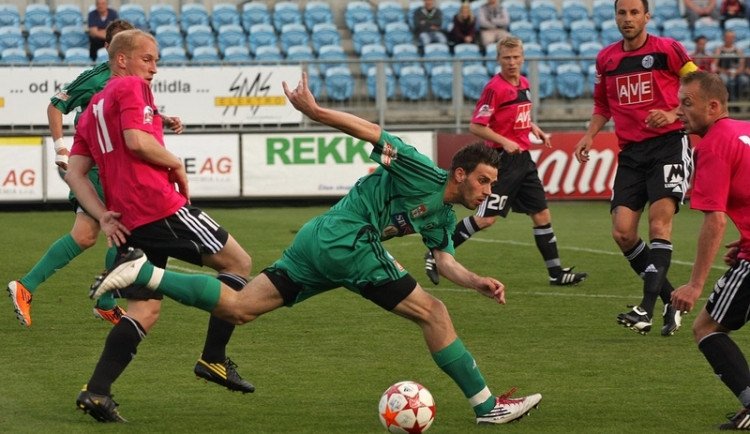 Autor prvního gólu domácích Grigorij Chirkin blokuje agilního Michala Klesu