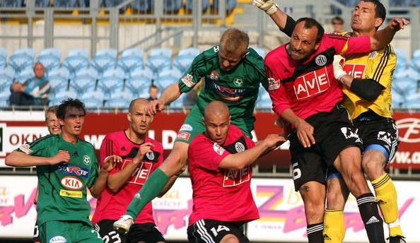 V této skrumáži byl u míče jako první brankář Dynama Pavel Kučera