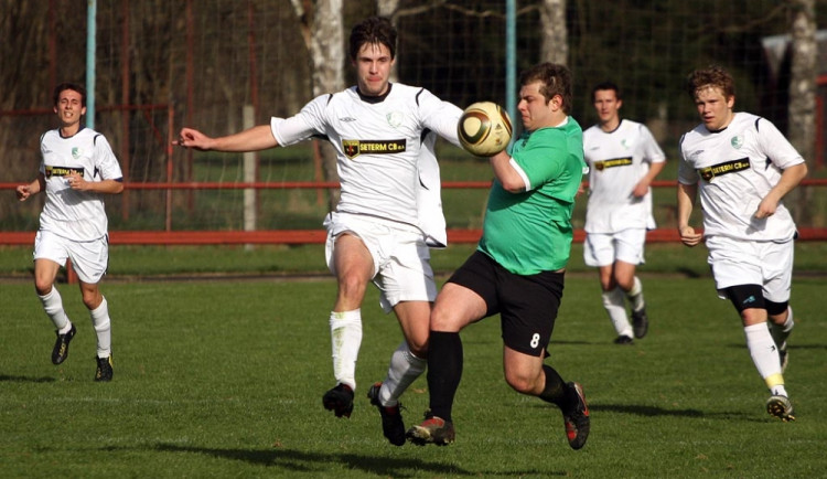 O jeden z gólových zápisů Roudného se proti Veselí postaral Martin Lovička (na snímku vlevo ze zápasu s Kaplicí)