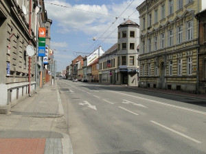 Nákladní auto v Českých Budějovicích na přechodu srazilo ženu a dítě
