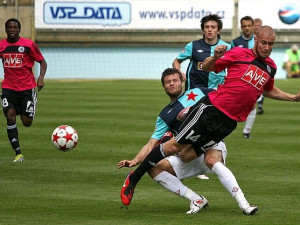 Ondrej Celustka nedovolene zastavuje unik Tomase Straskeho