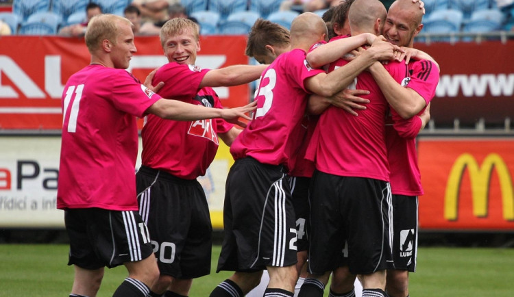 Českobudějovická radost po vstřelení gólu, vpravo jeho autor Tomáš Stráský