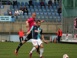 Slávistický zadák David Hubáček střelce branky Dynama Tomáše Stráského nyní k míči nepustil