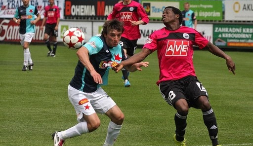 Přestože se Vitali Trubila v tento moment dotkl míče rukou, penalta se nepískala