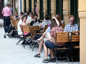 Krádeží kabelky způsobil zloděj poškozené škodu přesahující 20 000 korun.