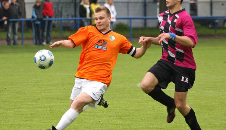 Libor Matoušek zasahuje před Lukášem Dudkem