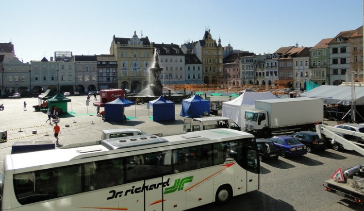 Hod mobilem na náměstí Českých Budějovic