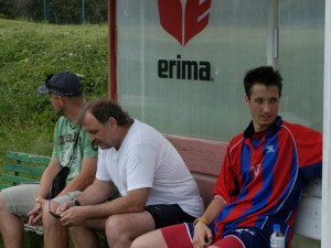 Lavička hokejistů. Kustod Bezpalec, asistent trenéra Kupka (zleva)