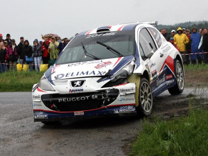 Peugeot Pavla Valouška poškozený po nárazu do umělého retardéru