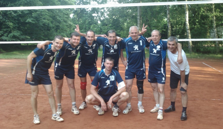 Slovan ČB zleva: Tomáš Petýrek-Lindros, Radek Leco-Greenspan, Libor Sláma-Hassan, Libor Matoušek-Kvak, Olda Hajný-Pepin, Pavel Prskavec-Grbič,Roman Lavička-Speedy, dole:Jarda Kobrle-Kvído,Sid,Cikrt a tak....