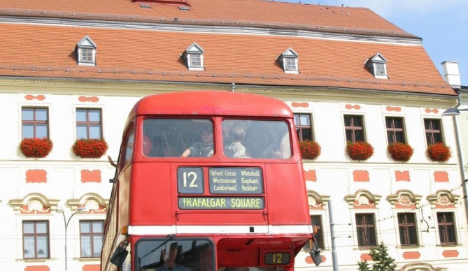 Londýnský doubledecker míří na jih Čech