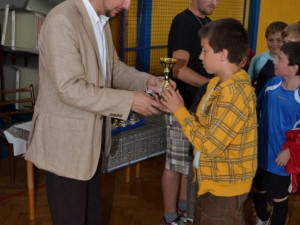 Primátor předává poháry nejmenším