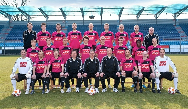 Petr Skála (na týmovém snímku Dynama v dolní řadě čtvrtý zprava) bude až do konce této sezony trénovat třeboňské fotbalisty