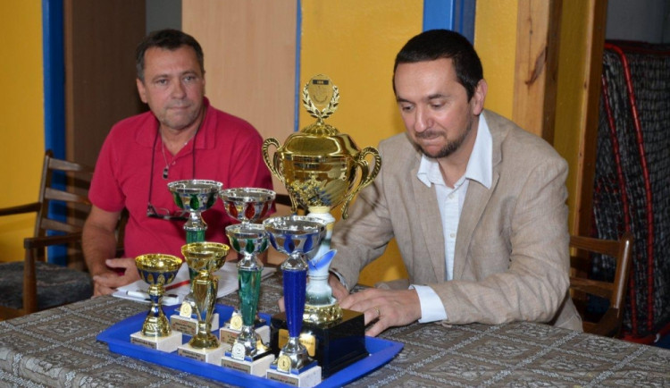 Šéftrenér klubu Ivan Janoušek (vlevo), poháry FBC United a primátor Mgr. Juraj Thoma