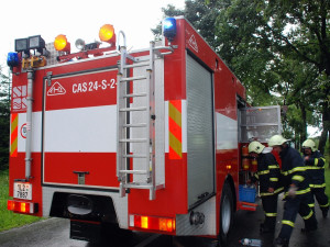 Hasiči na jihu Čech likvidovali po noční bouři popadané stromy