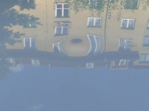 důlek na kapotě nového auta :-/