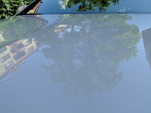 důlek na kapotě nového auta :-/