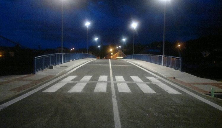 V Hluboké nad Vltavou otevřeli pro motoristy nový most