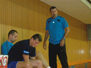 Vpředu nahrávačská jednička Lukáš Ticháček, za ním trenér Jan Svoboda a vpravo stojí bývalý reprezentační smečař a nyní Svobodův asistent v reprezentaci Jan Hadrava