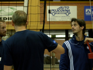 Mlaďas natahuje síť...  )