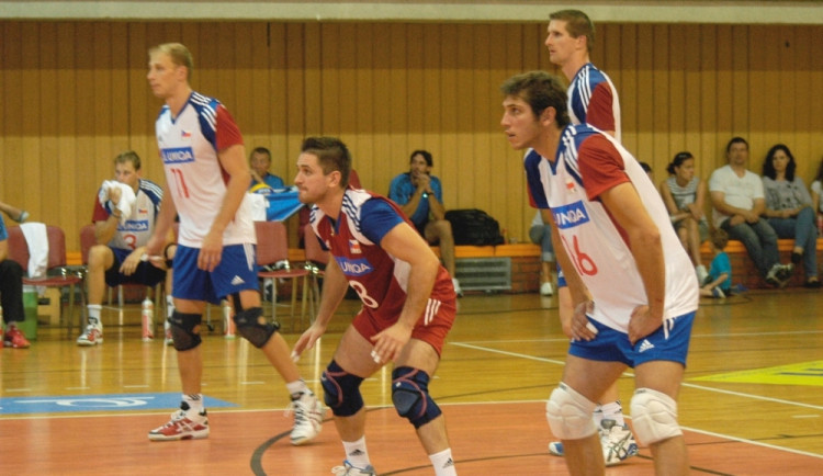 Zprava Peter Pláteník, za ním Jan Štokr, libero Martin Kryštof a Michal Hrazdíra