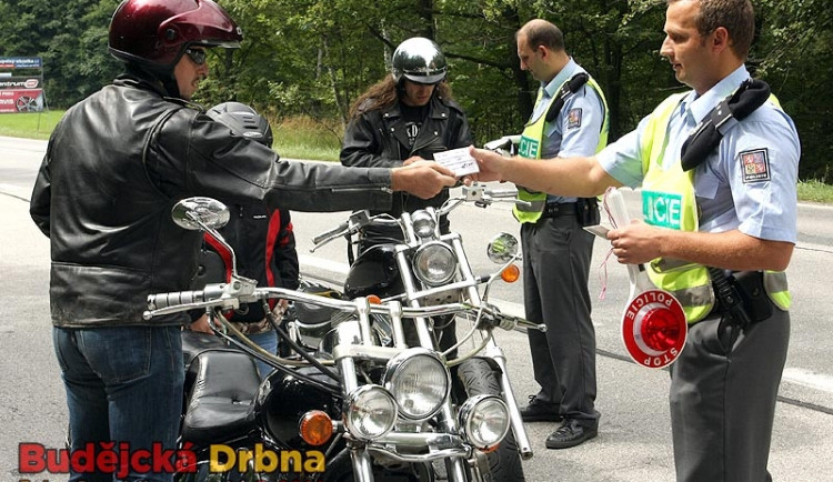 Policisté si v sobotu u Lišova vyšlápli na motorkáře