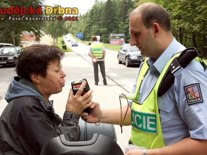 Na skútru jezdí čtyři roky, přesto byla kontrolována poprvé