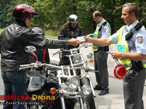 Policisté si v sobotu u Lišova vyšlápli na motorkáře