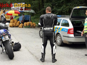 Předjíždění přes plnou čáru, pneumatika bez vzorku - dva jasné přestupky