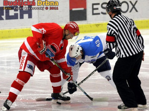 Na úvodní vhazování duelu mezi Budějovicemi a Plzní se proti sobě postavili Pavel Kašpařík a Jan Kovář