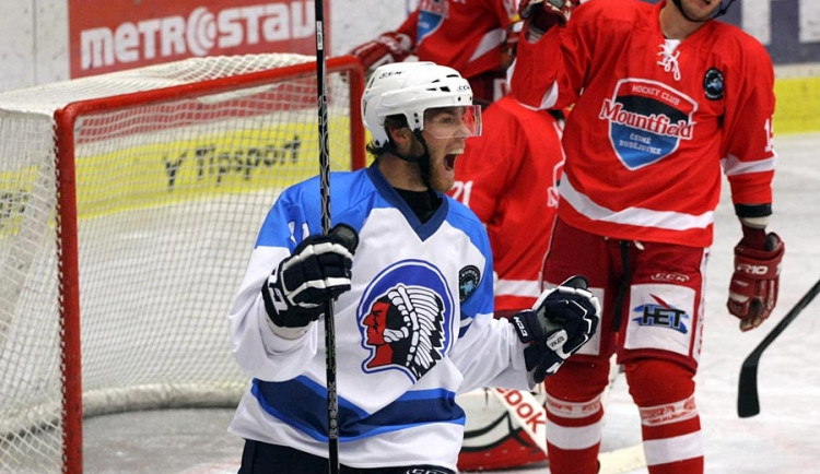 Geoff Kinrade se raduje se svého druhého gólu