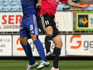 Hlavičkový souboj Chirkina (vpravo) a Rossiho