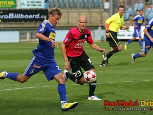 Hráč zápasu Marek Heinz před Lovre Vulinem