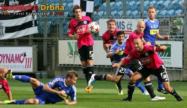 V této skrumáži se Marek Heinz (na zemi) neprosadil, míč odvrací kapitán Dynama Roman Lengyel