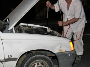 Provizorní oprava před zraky policistů