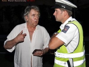 Zmatený řidič vysvětluje policistovi, že opravdu nic nepil