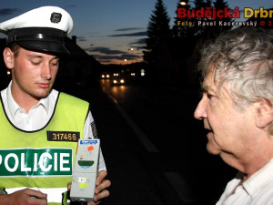 Řidič, který málem přejel dopravního policistu, poprvé nadýchal 0,06 promile