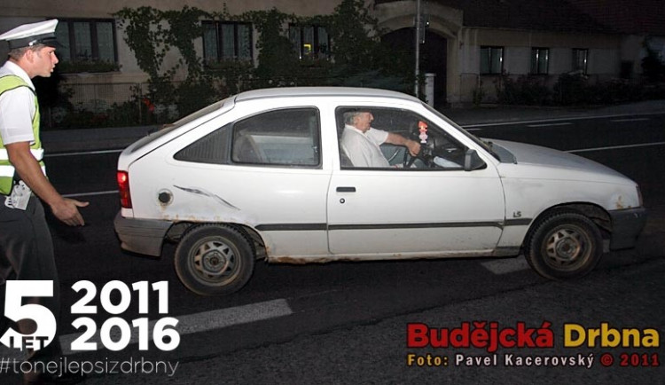 Opel Kadett s Rakušanem za volantem v momentu, kdy málem srazil policistu Davida Průšu
