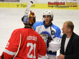 Domácí gólman Jakub Kovář gratuluje hvězdě zápasu Geoffu Kinradovi, vpravo Josef Zajíc